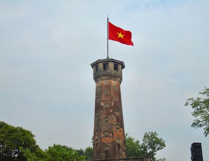 Lá cờ đỏ sao vàng tung bay trên đỉnh Cột cờ Hà Nội.