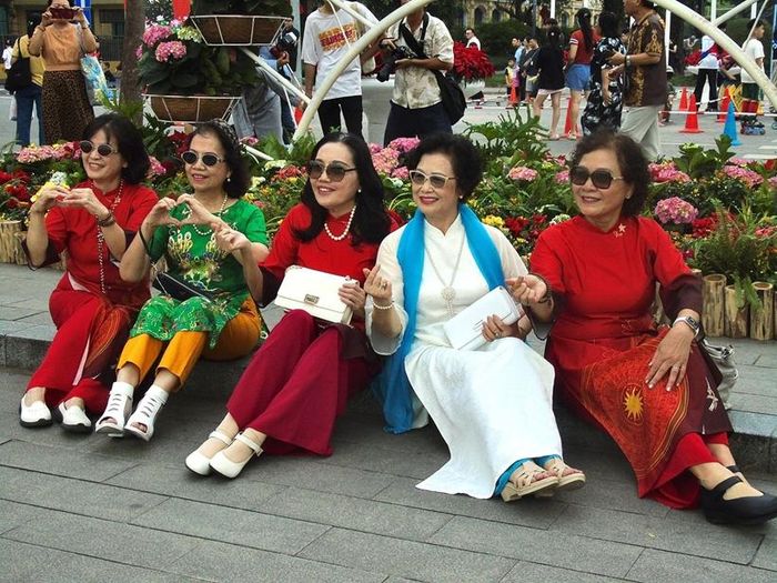 Chị em phụ nữ hào hứng chụp ảnh tại khu vực hồ Hoàn Kiếm, lưu giữ khoảnh khắc vui tươi trong ngày kỷ niệm 72 năm Ngày Giải phóng Thủ đô.