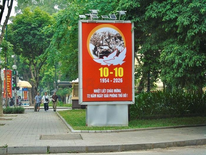 Những tấm pano với hình ảnh lịch sử và dòng chữ “Nhiệt liệt chào mừng 72 năm Ngày Giải phóng Thủ đô” được đặt trên phố Hoàng Diệu.