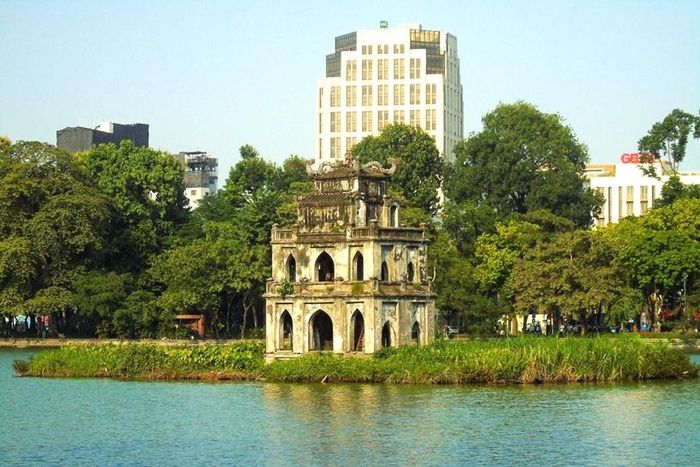 Hồ Hoàn Kiếm - hòa cùng niềm vui ngày giải phóng.