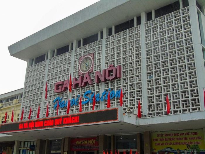 Ga Hàng Cỏ (nay là ga Hà Nội) - đầu mối giao thông trong ngày tiếp quản.