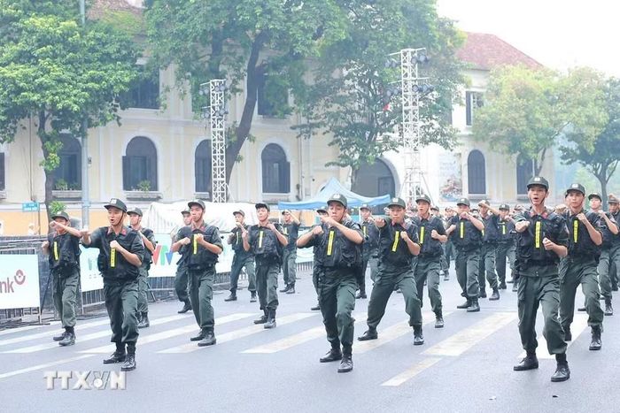 Sau lễ phát động là các hoạt động chạy, đi bộ đồng hành xung quanh khu vực hồ Hoàn Kiếm cùng hoạt động biểu diễn võ thuật, các môn thể thao. Ảnh: Hoàng Hiếu/TTXVN