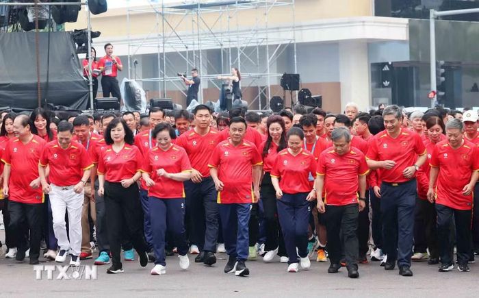 Thường trực Ban Bí thư Trần Cẩm Tú, Phó Thủ tướng Phạm Thị Thanh Trà cùng các đại biểu tham gia chạy hưởng ứng phong trào. Ảnh: Phương Hoa/TTXVN
