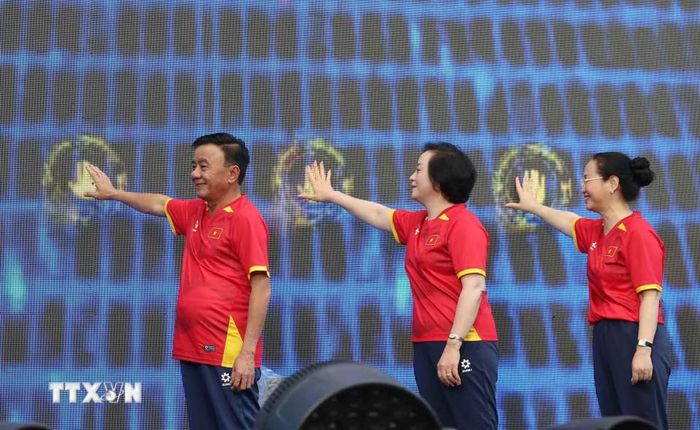 Thường trực Ban Bí thư Trần Cẩm Tú, Phó Thủ tướng Phạm Thị Thanh Trà cùng các đại biểu thực hiện nghi thức phát động phong trào “Mỗi người dân lựa chọn ít nhất một môn thể thao phù hợp để tập luyện thường xuyên". Ảnh: Phương Hoa/TTXVN