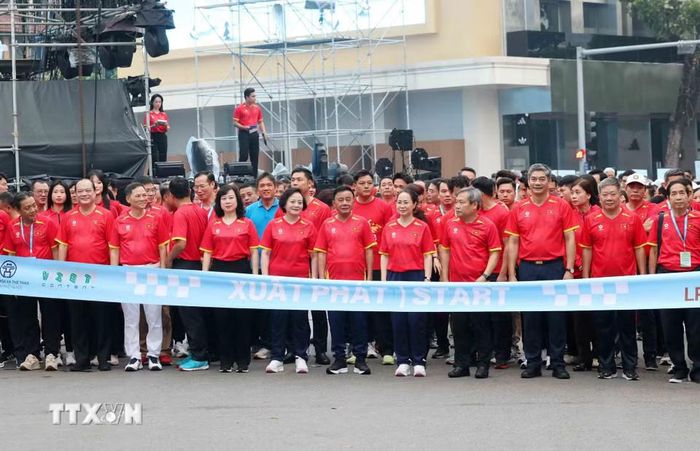 Thường trực Ban Bí thư Trần Cẩm Tú, Phó Thủ tướng Phạm Thị Thanh Trà cùng các đại biểu tham gia chạy hưởng ứng phong trào. Ảnh: Phương Hoa/TTXVN