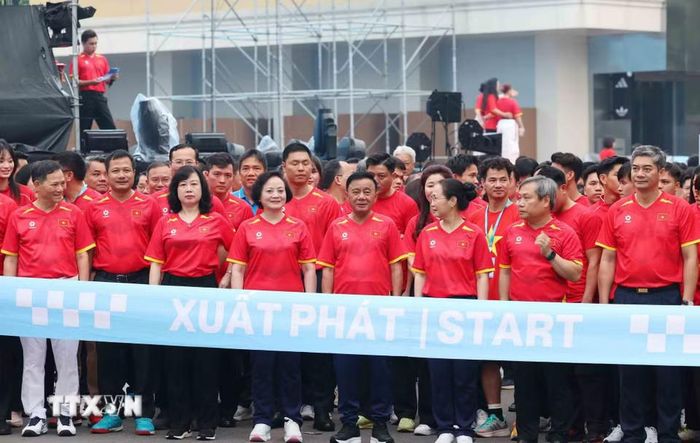Thường trực Ban Bí thư Trần Cẩm Tú, Phó Thủ tướng Phạm Thị Thanh Trà cùng các đại biểu tham gia chạy hưởng ứng phong trào. Ảnh: Phương Hoa/TTXVN
