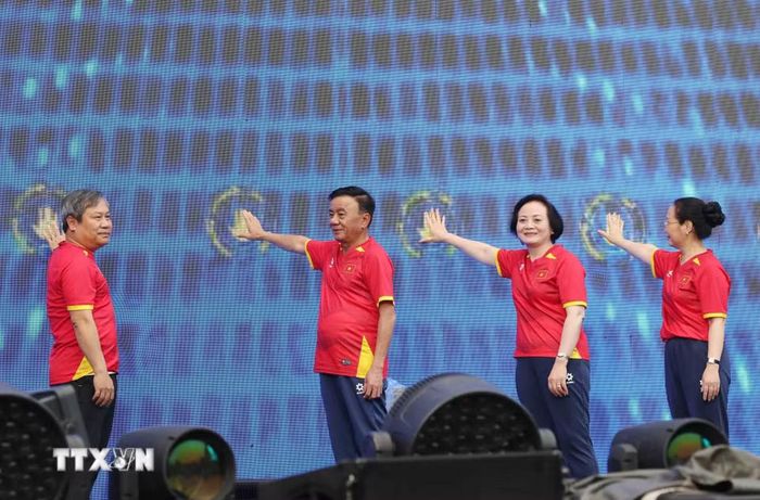 Thường trực Ban Bí thư Trần Cẩm Tú, Phó Thủ tướng Phạm Thị Thanh Trà cùng các đại biểu thực hiện nghi thức phát động phong trào “Mỗi người dân lựa chọn ít nhất một môn thể thao phù hợp để tập luyện thường xuyên". Ảnh: Phương Hoa/TTXVN