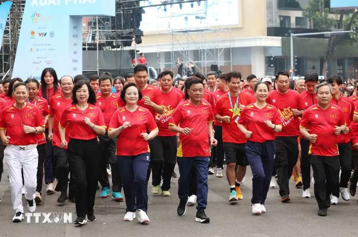 Thường trực Ban Bí thư Trần Cẩm Tú, Phó Thủ tướng Phạm Thị Thanh Trà cùng các đại biểu tham gia chạy hưởng ứng phong trào. Ảnh: Phương Hoa/TTXVN
