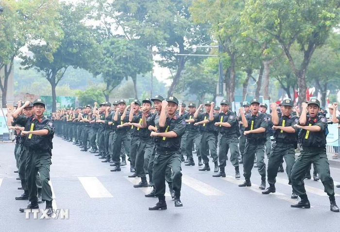 Sau lễ phát động là các hoạt động chạy, đi bộ đồng hành xung quanh khu vực hồ Hoàn Kiếm cùng hoạt động biểu diễn võ thuật, các môn thể thao. Ảnh: Hoàng Hiếu/TTXVN