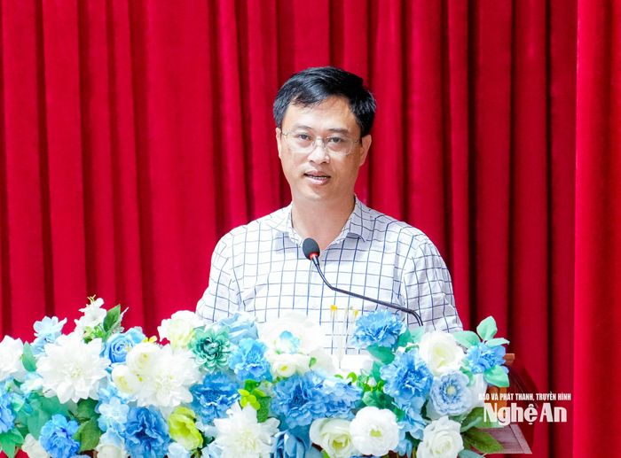 Phó Giám đốc Sở Nội vụ Lê Văn Lĩnh trao đổi, trả lời, giải trình ý kiến, kiến nghị cử tri. Ảnh: Phạm Bằng