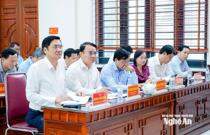 Lãnh đạo Tỉnh ủy, HĐND, UBND, Đoàn ĐBQH tỉnh, Ủy ban MTTQ tỉnh dự hội nghị tiếp xúc cử tri. Ảnh: Phạm Bằng