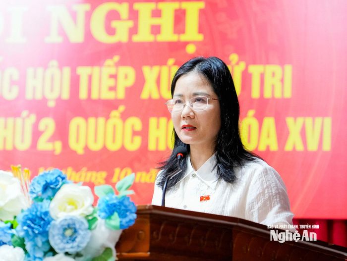 ĐBQH Nguyễn Thị Minh Tú thông báo đến cử tri dự kiến chương trình Kỳ họp thứ 2, Quốc hội khóa XVI; báo cáo giải quyết ý kiến, kiến nghị cử tri tại Kỳ họp thứ 1, Quốc hội khóa XVI. Ảnh: Phạm Bằng