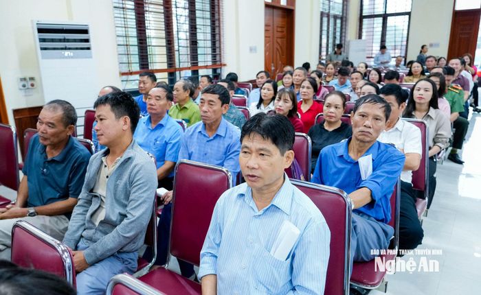 Cử tri phường Vinh Hưng tham dự hội nghị. Ảnh: Phạm Bằng