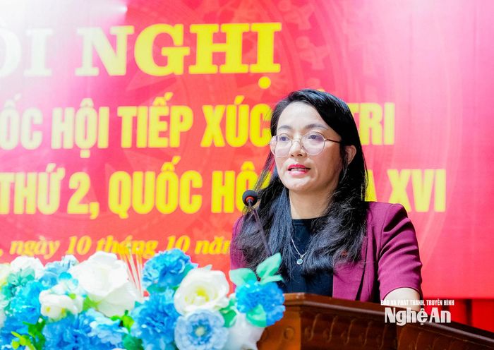 ĐBQH Hoàng Thị Thu Trang - Giám đốc Sở Tư pháp trao đổi kiến nghị của cử tri. Ảnh: Phạm Bằng
