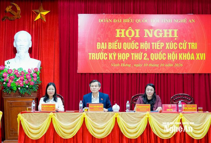 Các ĐBQH: Đoàn Minh Huấn, Hoàng Thị Thu Trang, Nguyễn Thị Minh Tú tiếp xúc cử tri. Ảnh: Phạm Bằng