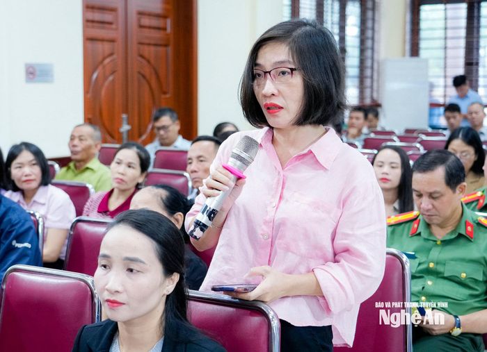 Cử tri phường Vinh Hưng kiến nghị nghiên cứu xem xét bổ sung chế độ phụ cấp cho đội ngũ viên chức cấp xã. Ảnh: Phạm Bằng