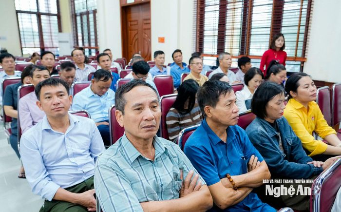 Cử tri phường Vinh Hưng tham dự hội nghị. Ảnh: Phạm Bằng