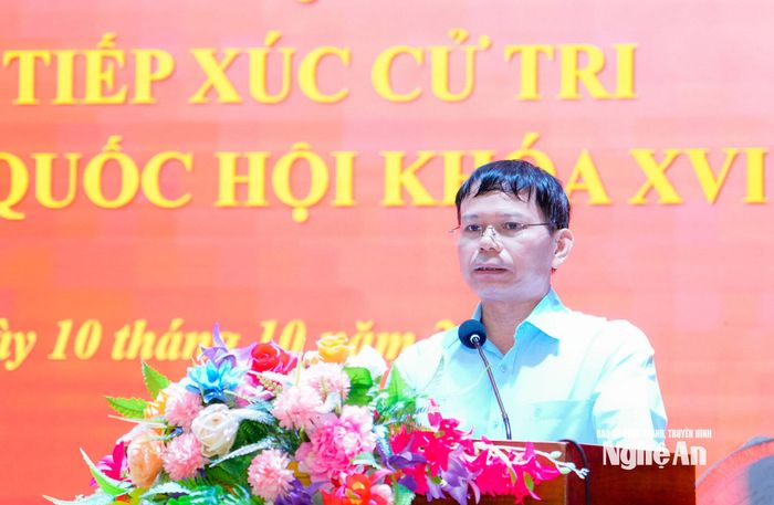 Phó Giám đốc Sở Nông nghiệp và Môi trường Phạm Văn Toàn trao đổi, trả lời, giải trình ý kiến, kiến nghị của cử tri. Ảnh: Phạm Bằng