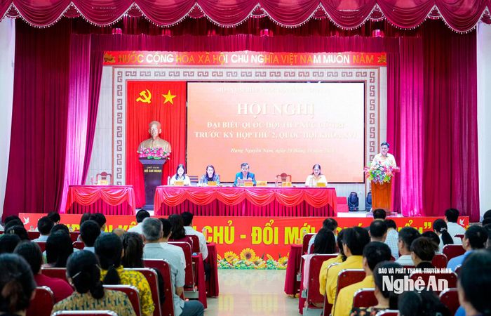 Đại biểu Quốc hội đoàn Nghệ An tiếp xúc cử tri xã Hưng Nguyên Nam trước Kỳ họp thứ 2, Quốc hội khóa XVI. Ảnh: Phạm Bằng