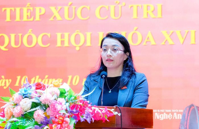 ĐBQH Hoàng Thị Thu Trang - Giám đốc Sở Tư pháp trao đổi kiến nghị của cử tri. Ảnh: Phạm Bằng