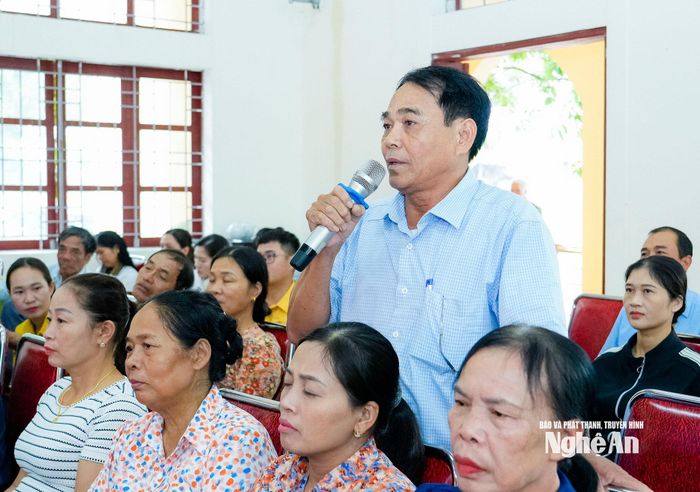 Cử tri xã Hưng Nguyên Nam kiến nghị nghiên cứu xem xét bổ sung chế độ phụ cấp cho đội ngũ viên chức cấp xã. Ảnh: Phạm Bằng