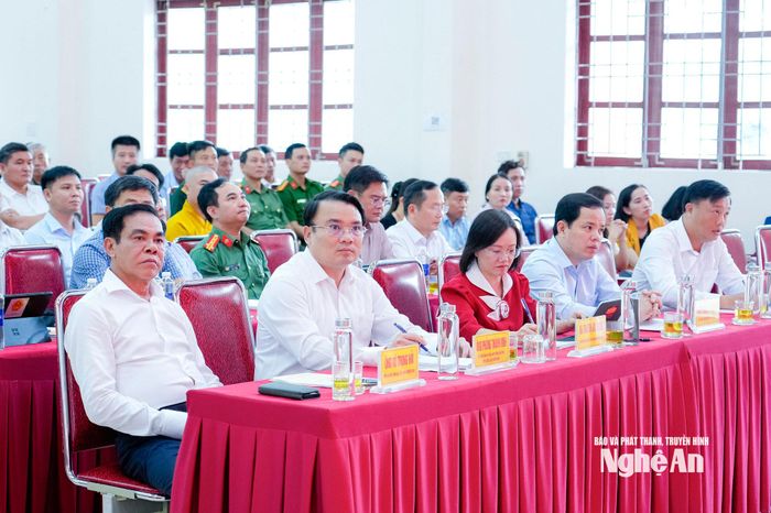 Lãnh đạo Tỉnh ủy, HĐND, UBND, Đoàn ĐBQH tỉnh, Ủy ban MTTQ tỉnh dự hội nghị tiếp xúc cử tri. Ảnh: Phạm Bằng