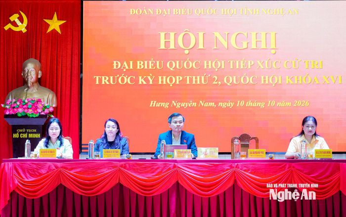 Các ĐBQH: Đoàn Minh Huấn, Hoàng Thị Thu Trang, Nguyễn Thị Minh Tú tiếp xúc cử tri. Ảnh: Phạm Bằng
