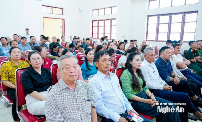 Cử tri xã Hưng Nguyên Nam tham dự hội nghị. Ảnh: Phạm Bằng