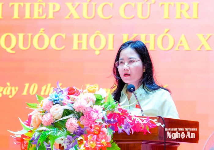 ĐBQH Nguyễn Thị Minh Tú thông báo đến cử tri dự kiến chương trình Kỳ họp thứ 2, Quốc hội khóa XVI; báo cáo giải quyết ý kiến, kiến nghị cử tri tại Kỳ họp thứ 1, Quốc hội khóa XVI. Ảnh: Phạm Bằng