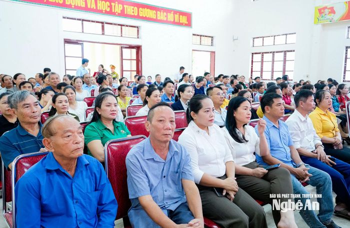 Cử tri xã Hưng Nguyên Nam tham dự hội nghị. Ảnh: Phạm Bằng