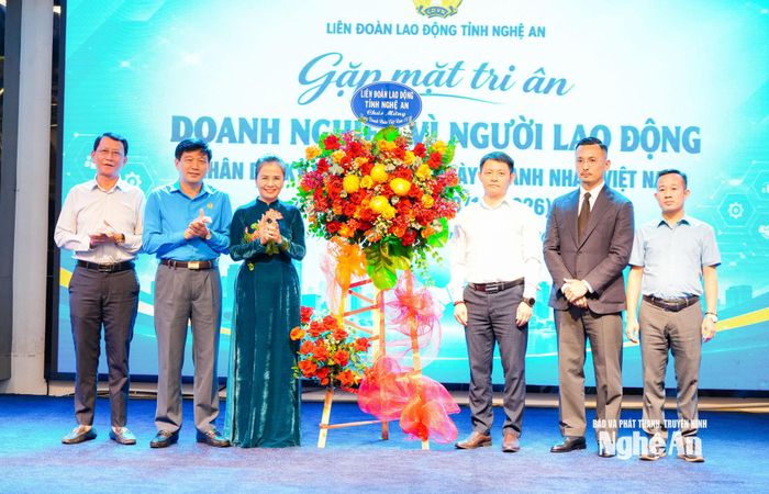 Lãnh đạo tỉnh tặng hoa chúc mừng các doanh nghiệp nhân Ngày Doanh nhân Việt Nam 13/10. Ảnh: T.L