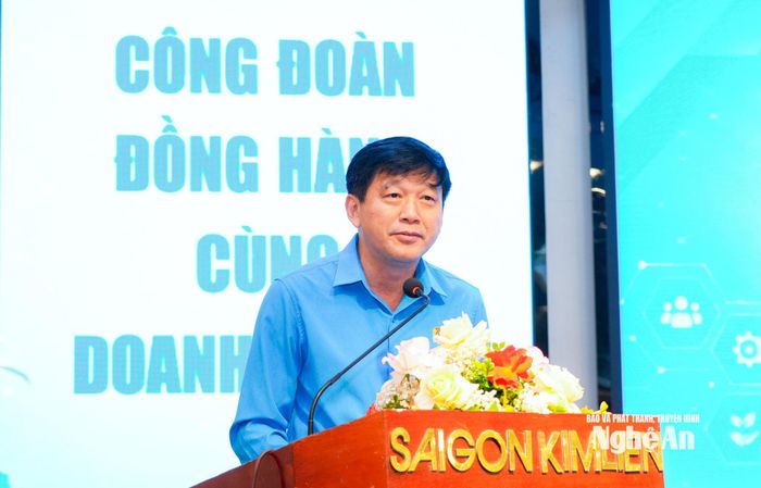 Chủ tịch Liên đoàn Lao động tỉnh Kha Văn Tám phát biểu tại chương trình. Ảnh: T.L