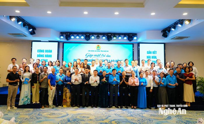 Các đại biểu chụp ảnh lưu niệm. Ảnh: T.L