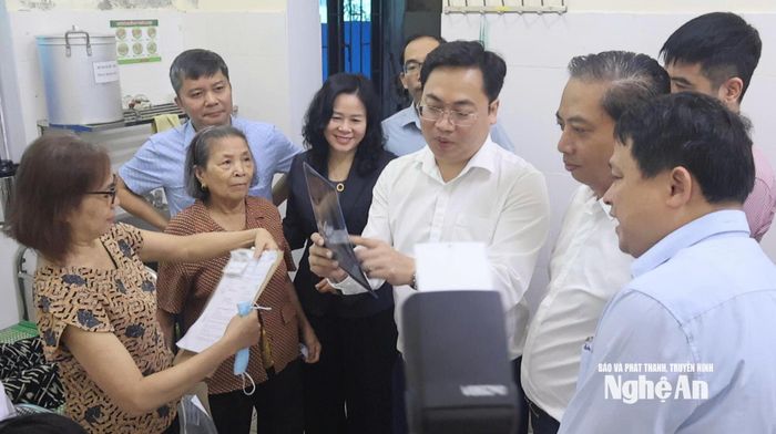 Tiến sĩ, bác sĩ Chuyên khoa II Lê Thị Hoài Chung - Giám đốc Sở Y tế Nghệ An; đại diện lãnh đạo các đơn vị cùng lãnh đạo 2 địa phương thăm hỏi bà con tới khám bệnh. Ảnh: Trần Hoa