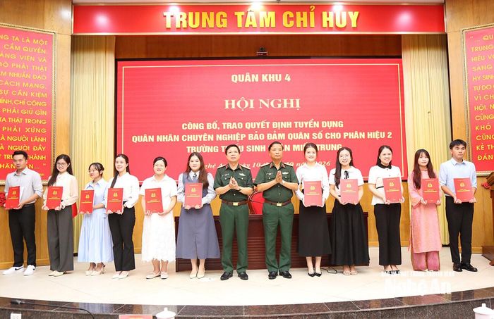 Thủ trưởng Bộ Tư lệnh Quân khu trao Quyết định tuyển dụng giáo viên vào Phân hiệu 2, Trường Thiếu sinh quân miền Trung. Ảnh: Hoàng Trung