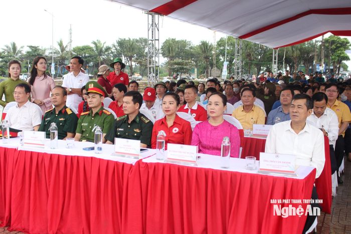 Các đại biểu tham dự buổi lễ. Ảnh: Hồng Diện