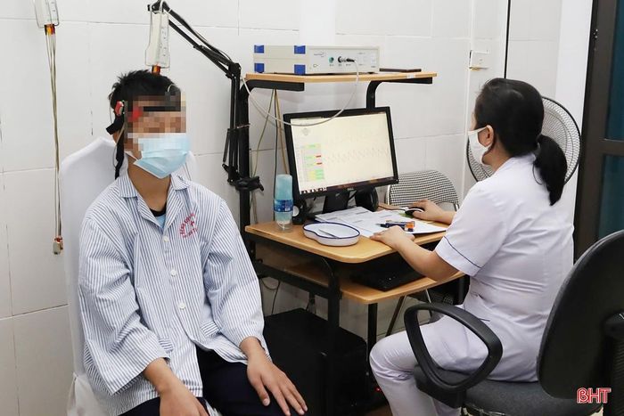 Triển khai kỹ thuật đo lưu huyết não và điện não cho bệnh nhân.
