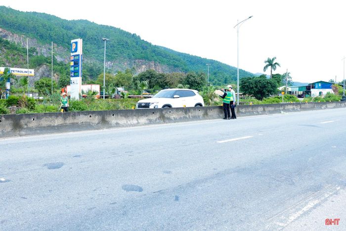 Các đơn vị chức năng của Công ty CP Tập đoàn Cienco 4 và Chi nhánh BOT tuyến tránh TP Vinh rà soát, đánh giá hiện trạng mặt đường quốc lộ 1.