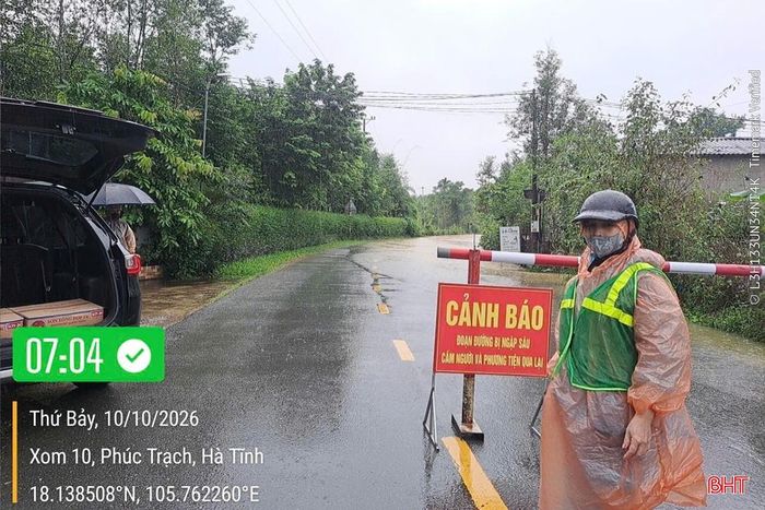 Đoạn Km434+550-Km434+670 QL.15 (xã Phúc Trạch) ngập sâu 60cm. Lực lượng chức năng đã lập chốt, cắm biển báo cấm người và phương tiện qua lại.
