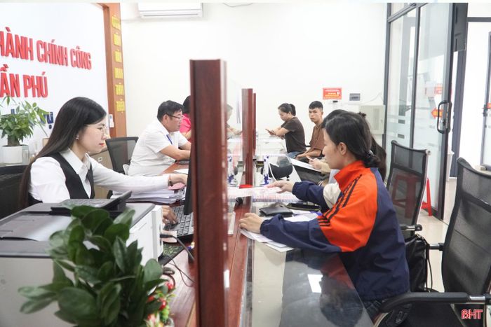 Người dân đến làm thủ tục hành chính tại Trung tâm Phục vụ hành chính công phường Trần Phú.