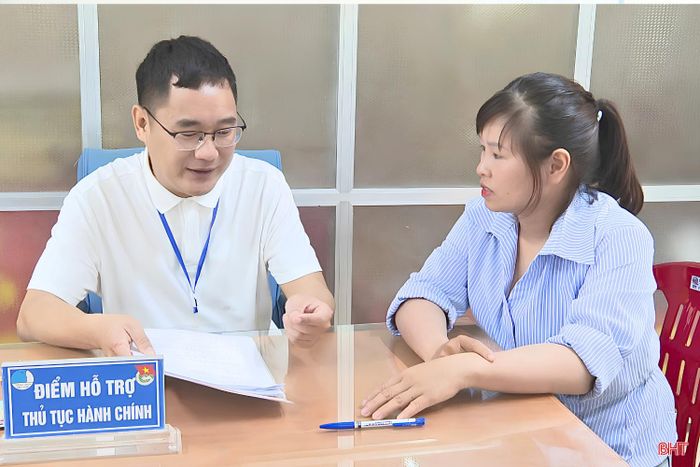 Cán bộ Trung tâm Phục vụ hành chính công xã Vũ Quang hướng dẫn, hỗ trợ người dân hoàn thiện hồ sơ thủ tục hành chính.