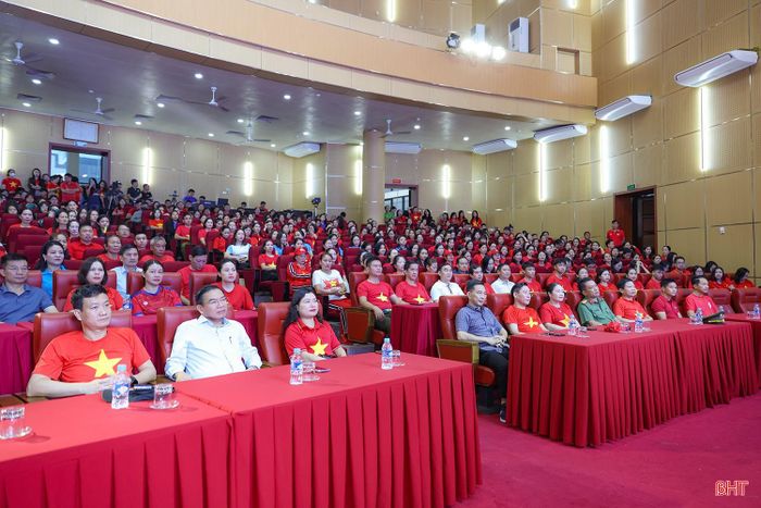 Đại biểu dự lễ hưởng ứng tại điểm cầu Hà Tĩnh.