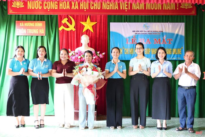 Xã Hương Bình đã ra mắt mô hình “Chi hội Phụ nữ giúp nhau bán hàng online”.