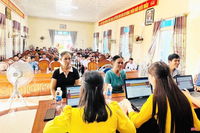 Xã Cẩm Trung ra mắt mô hình “Điểm hỗ trợ dịch vụ công số tại thôn Đông Trung”.