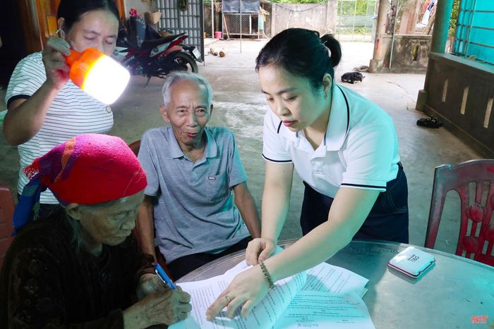 Công chức UBND xã Hương Bình trực tiếp hỗ trợ người dân các thủ tục hành chính.