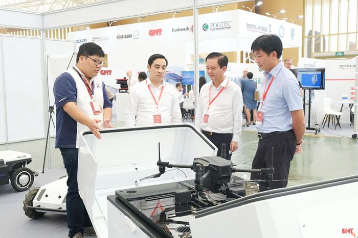  Phó Chủ tịch Thường trực UBND tỉnh Trần Báu Hà và đại biểu tỉnh Hà Tĩnh tham quan không gian triển lãm trong khuôn khổ Ngày Chuyển đổi số quốc gia năm 2026. 