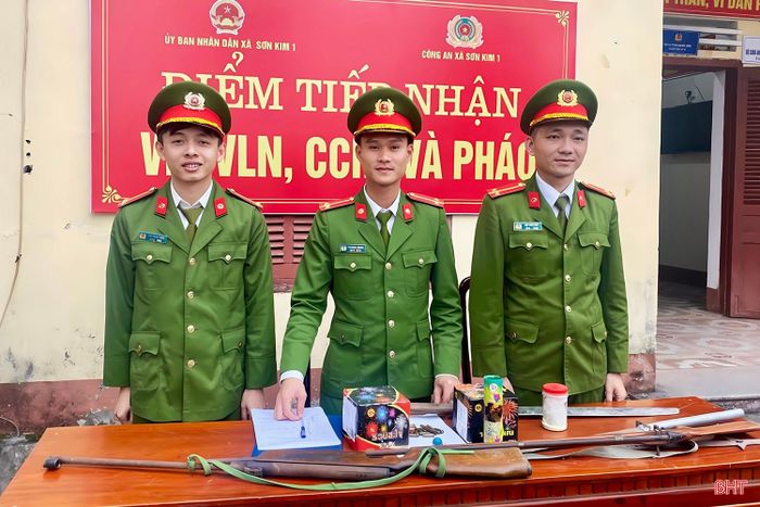 Công an xã Sơn Kim 1 tiếp nhận nhiều loại vũ khí, vật liệu nổ do người dân tự nguyện giao nộp.
