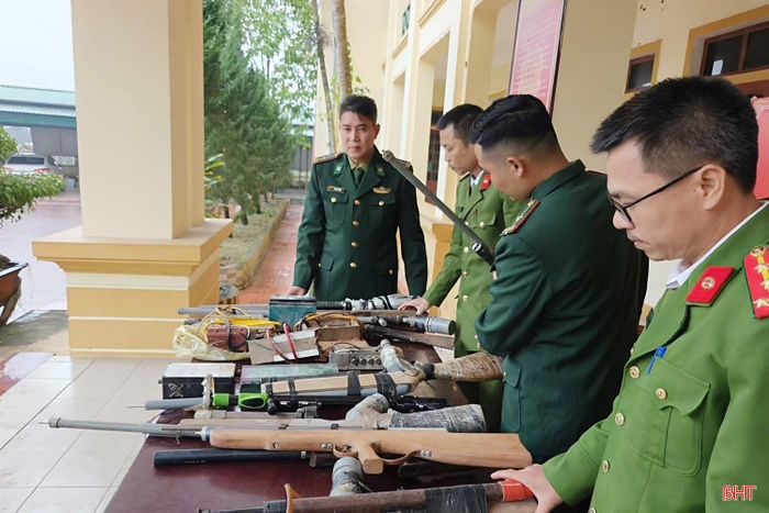 Lực lượng chức năng tăng cường tuyên truyền, vận động gắn với rà soát, quản lý, góp phần bảo đảm an toàn trên mỗi địa bàn.