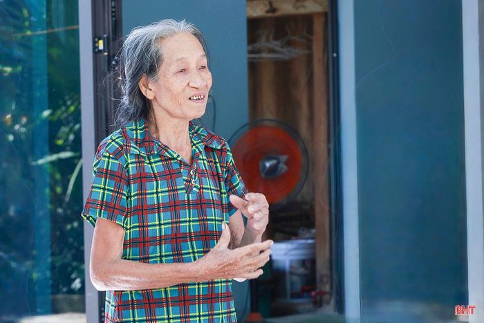 Bà Lê Thị Hồng không giấu nổi niềm vui khi nói về căn nhà mới của mình