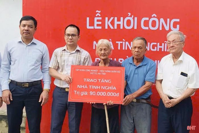 Lãnh đạo xã Tứ Mỹ và các nhà tài trợ tham gia lễ khởi công làm nhà tình nghĩa cho các hộ nghèo, hộ có hoàn cảnh khó khăn.